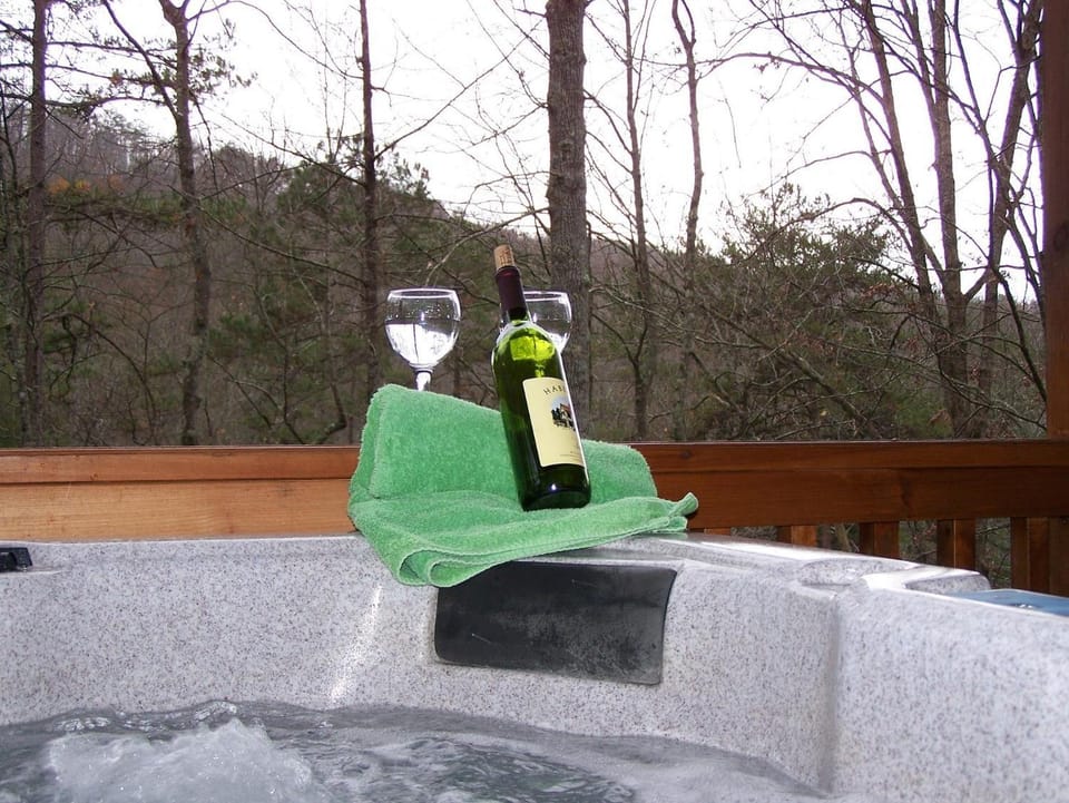 Day, Natural landscape, Hot Tub, Food and drinks, Mountain view, Drinks, Alcoholic drinks