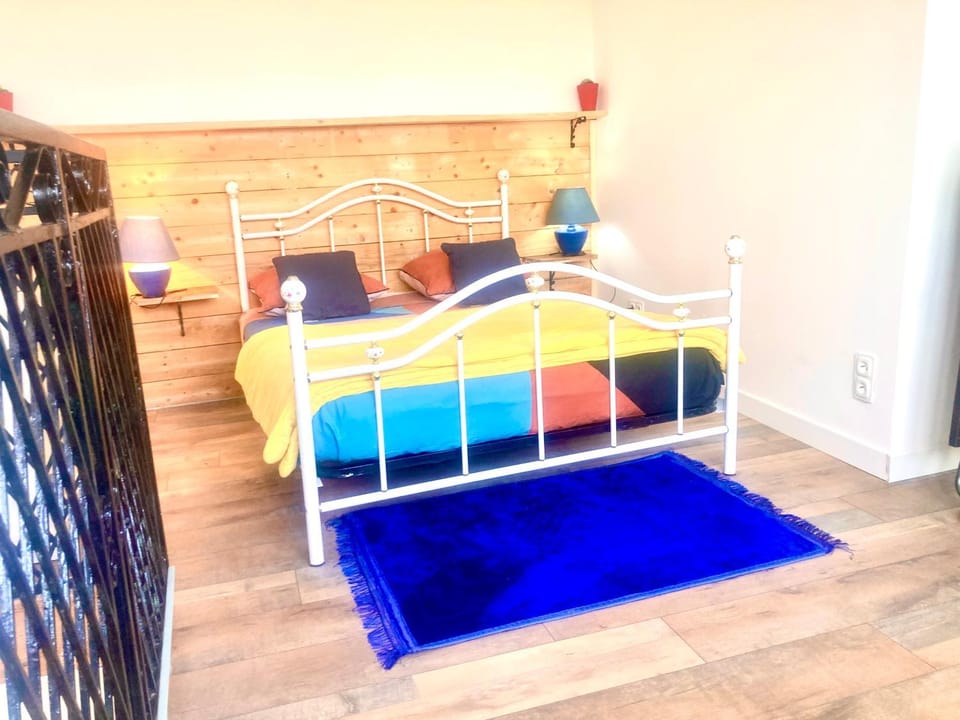"L'Echapée Belle" Maison de village climatisée de 45m2 à proximité de Carcassonne,1 chbre à l'étage vue panoramique sur les pyrénées, cuisine équipée,1Salon,1 sdb, Wifi, Parking gratuit, Netflix,Canal sat, Fauteuil massant Apartment in Occitanie