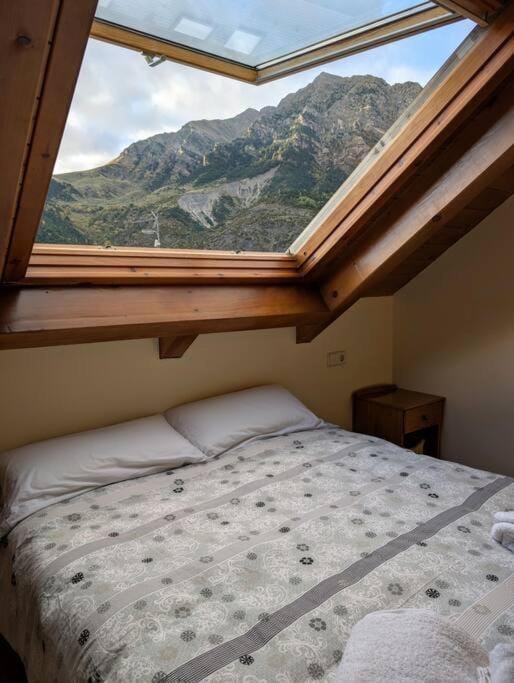Bed, Natural landscape, Photo of the whole room, Bedroom, Mountain view