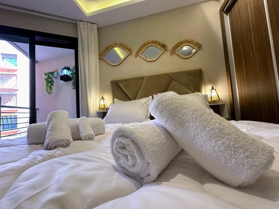 Photo of the whole room, Bedroom, towels