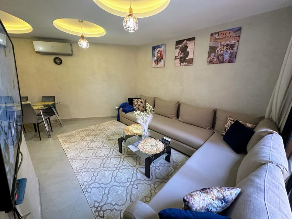 TV and multimedia, Living room, Seating area, air conditioner