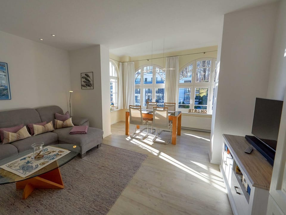 Communal lounge/ TV room, TV and multimedia, Living room, Seating area, Dining area, Evening entertainment