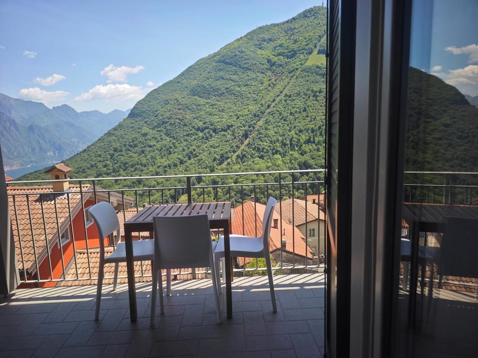View (from property/room), Balcony/Terrace, Mountain view