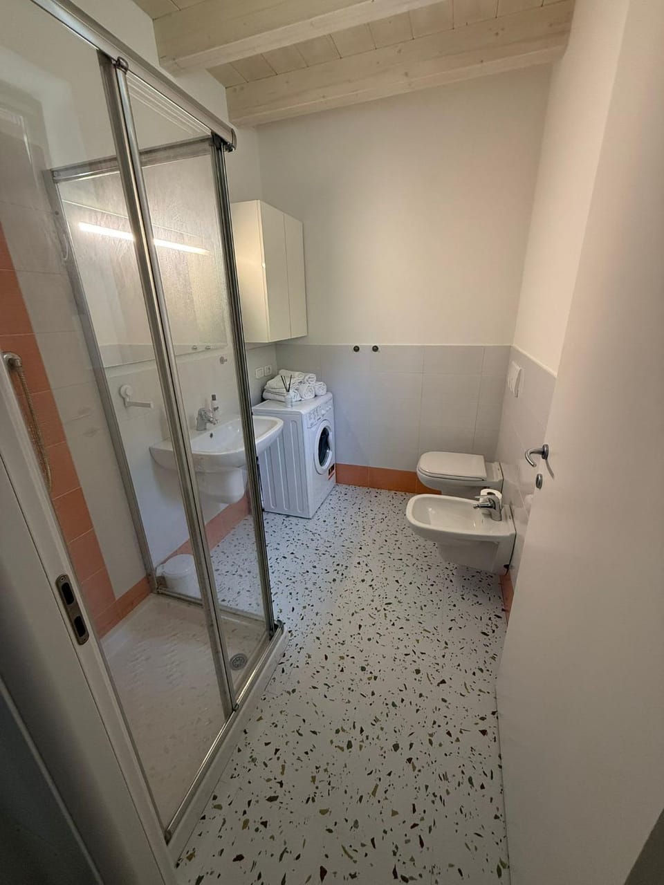 Shower, Toilet, Bathroom, bidet, towels