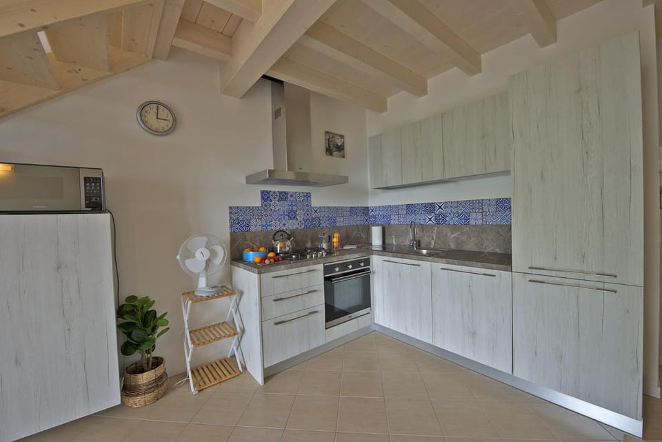 Kitchen or kitchenette, dishwasher, stove