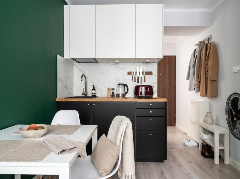 Coffee/tea facilities, Kitchen or kitchenette, Dining area, minibar