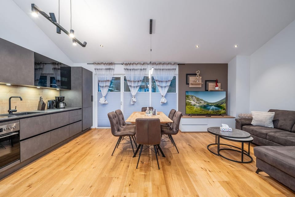 Kitchen or kitchenette, Living room, Seating area, Dining area