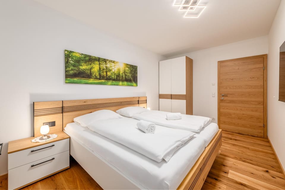 Bed, TV and multimedia, Photo of the whole room, Bedroom, towels, wardrobe