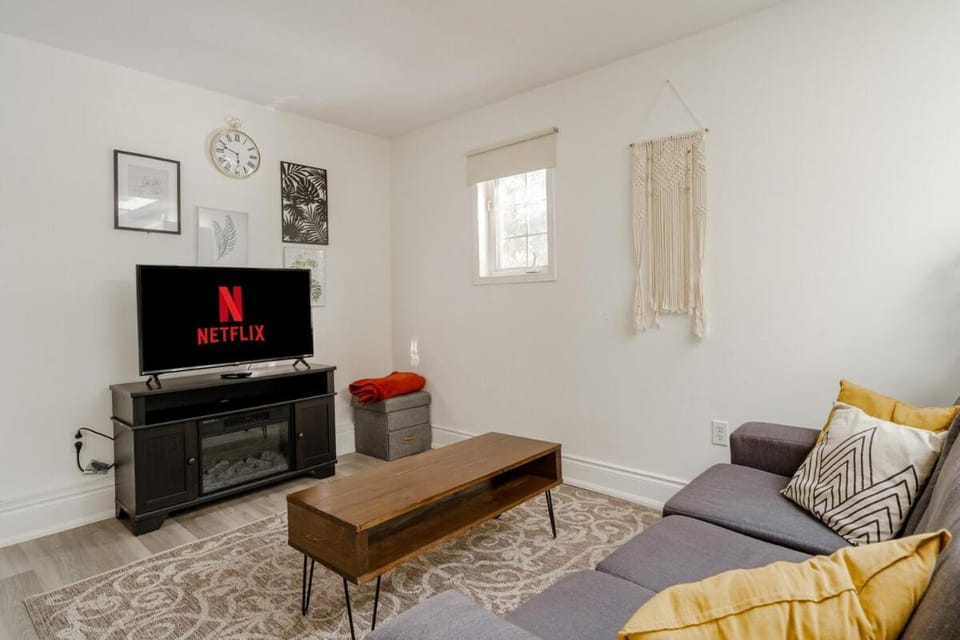 West House Private Garden Suite with Skylight Apartment in Brampton