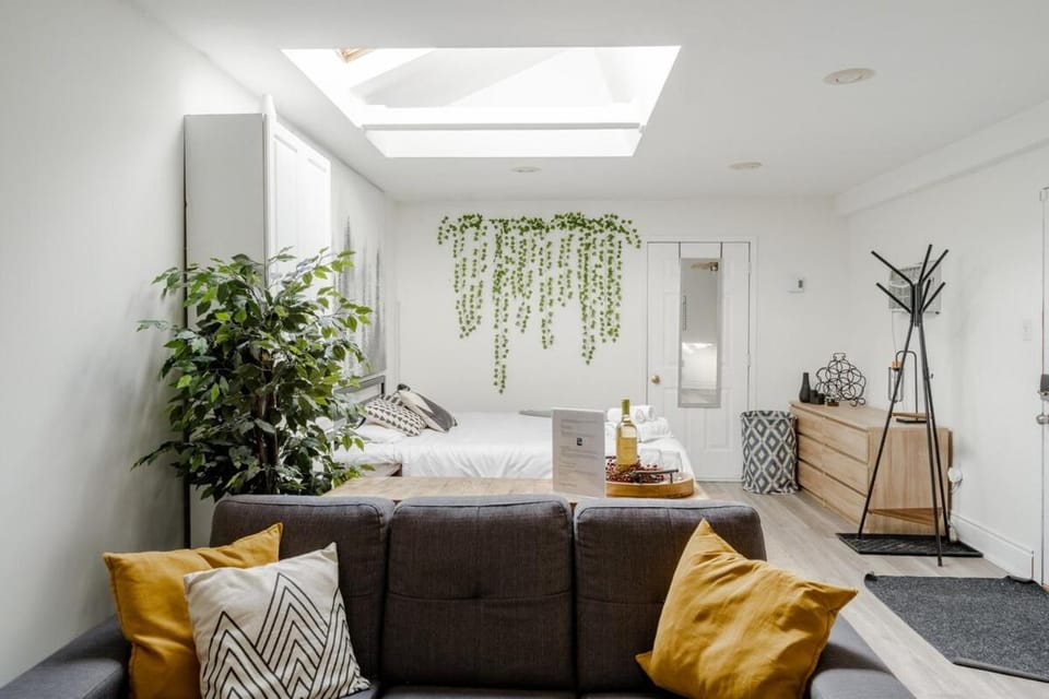 West House Private Garden Suite with Skylight Apartment in Brampton