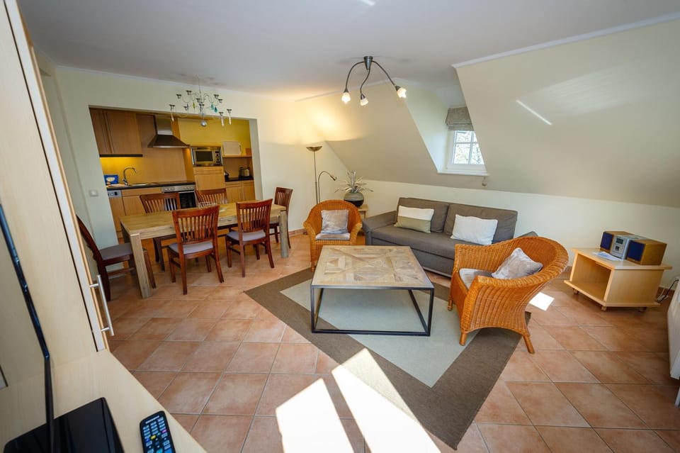 TV and multimedia, Kitchen or kitchenette, Living room, Seating area, Dining area