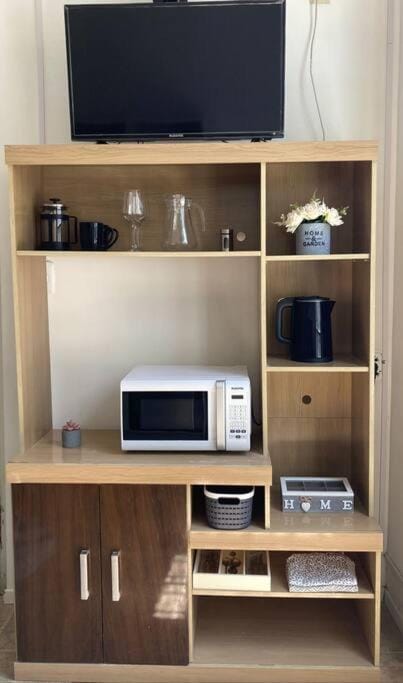 TV and multimedia, Coffee/tea facilities, microwave