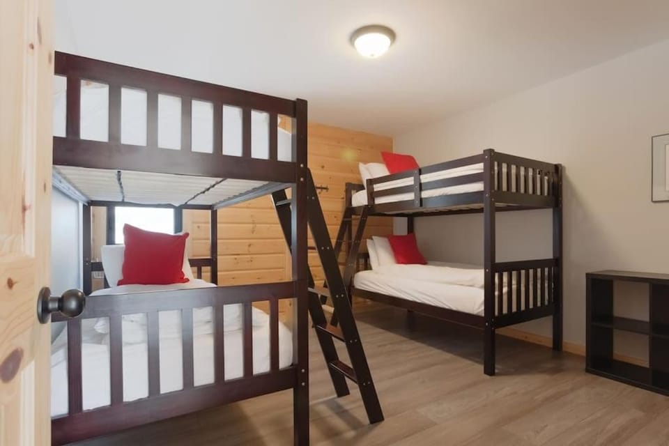 Bedroom, bunk bed