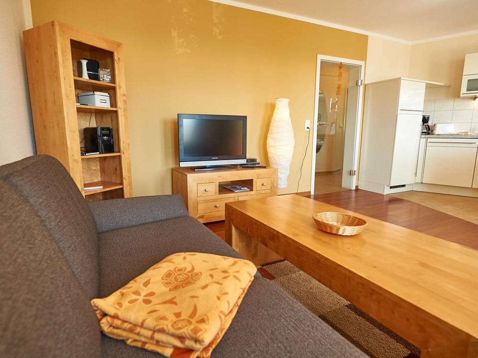 Communal lounge/ TV room, TV and multimedia, Living room, Seating area, Evening entertainment