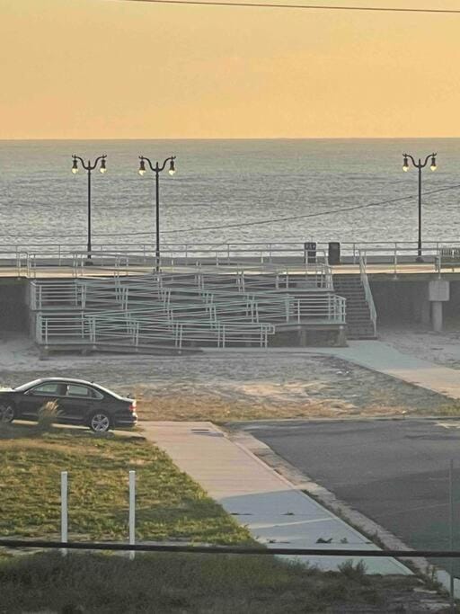 Seaside Escape - 1 Block from Beach and Boardwalk Apartment in Atlantic City