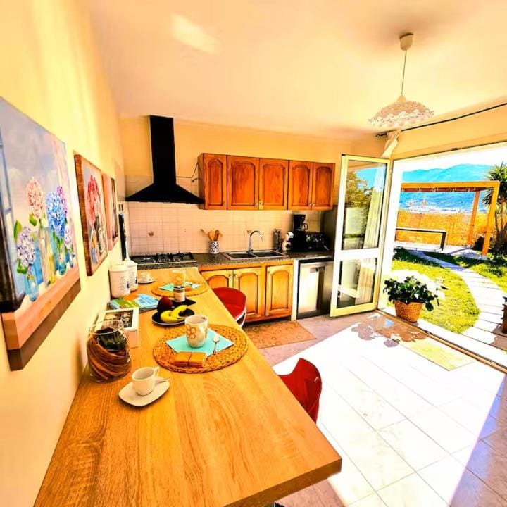 Natural landscape, Kitchen or kitchenette, Food and drinks, Food, pet friendly, stove