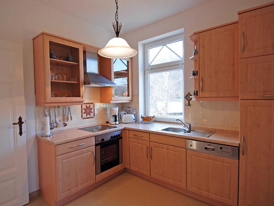 Kitchen or kitchenette, dishwasher, stove