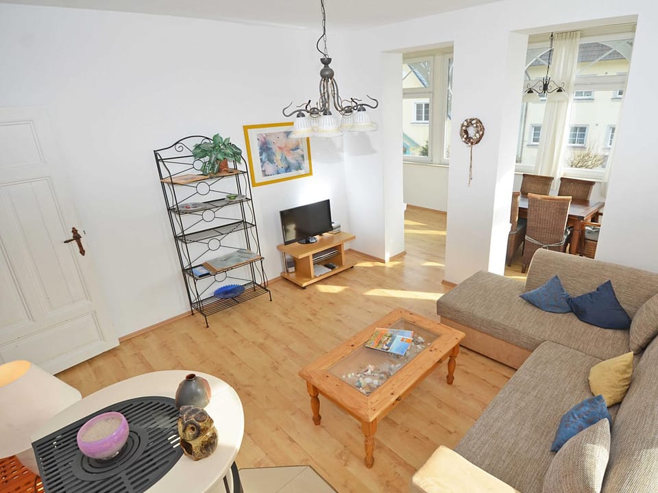 Communal lounge/ TV room, TV and multimedia, Living room, Seating area, Dining area, Evening entertainment