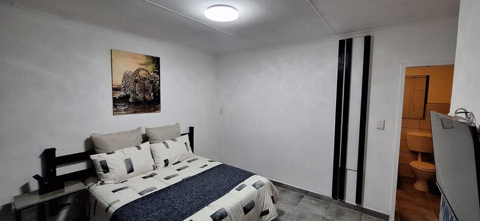 The Big 5 - Leopard Capsule hotel in Sandton