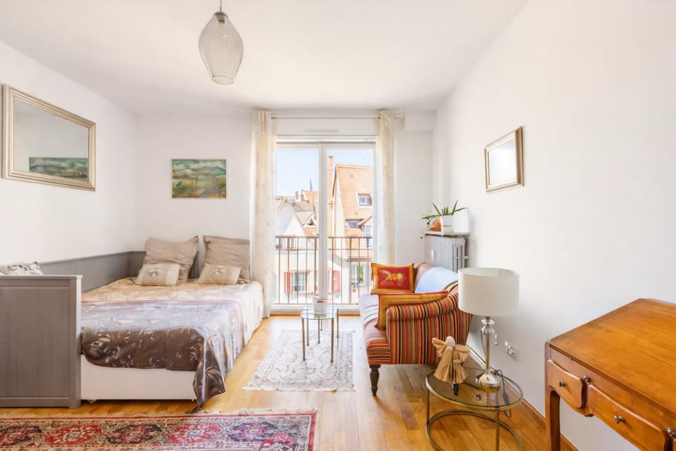 Bed, Living room, Seating area