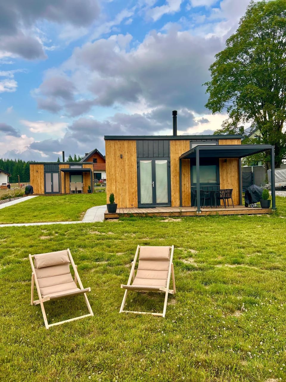 Property building, Facade/entrance, Garden, Garden, Seating area, Garden view, Garden view, sunbed
