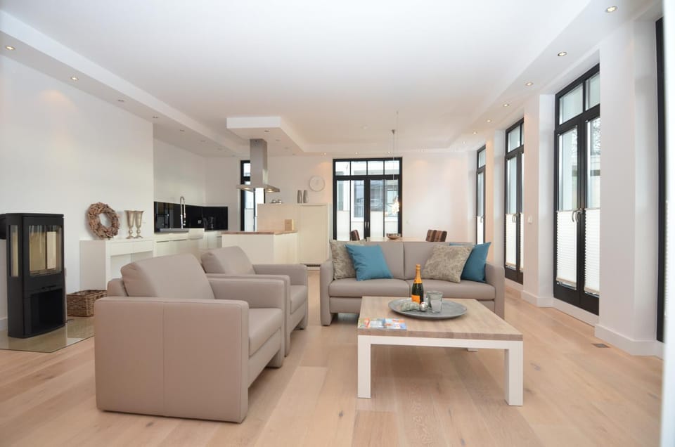 Kitchen or kitchenette, Living room, Photo of the whole room, Seating area, Dining area