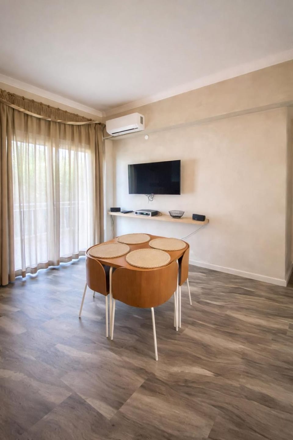 TV and multimedia, Living room, Dining area