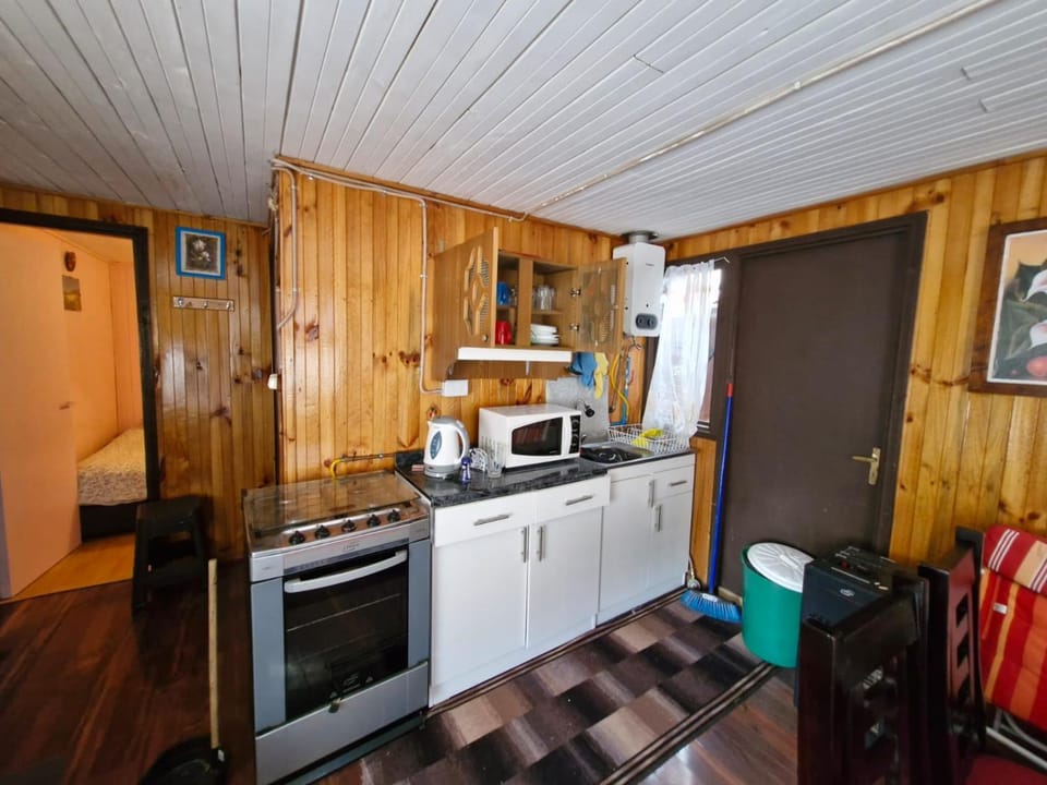 Kitchen or kitchenette, oven, pet friendly, toaster