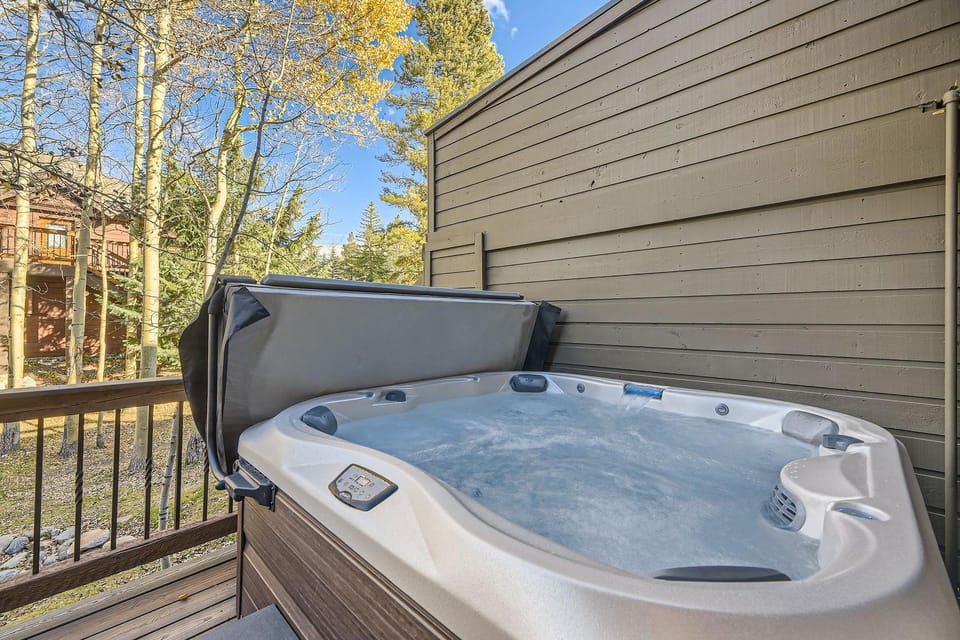 Village Point #212 - Private Hot Tub and Easy Access to Town and Slopes House in Breckenridge