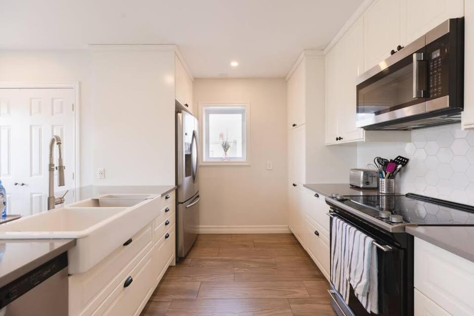 Kitchen or kitchenette, dishwasher, oven, stove