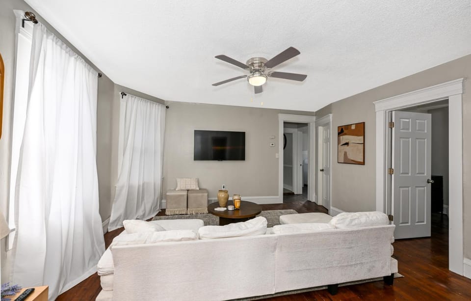 Spacious 3-Bed In Vibrant Tremont Apartment in Cleveland Heights