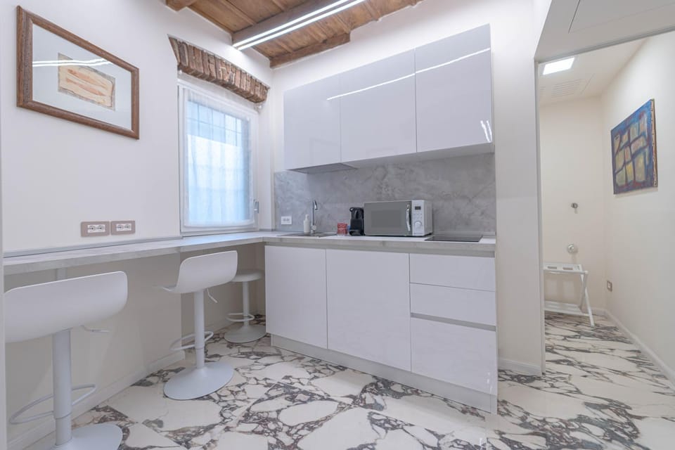 Coffee/tea facilities, Kitchen or kitchenette, stove