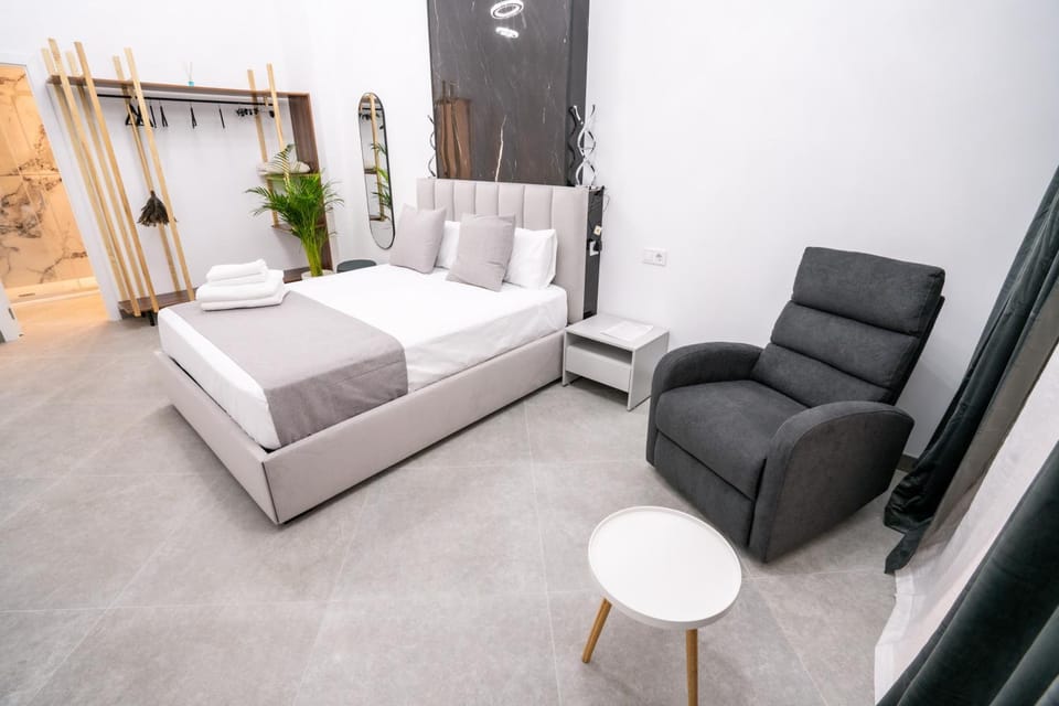 Bed, Photo of the whole room, Seating area, Bedroom