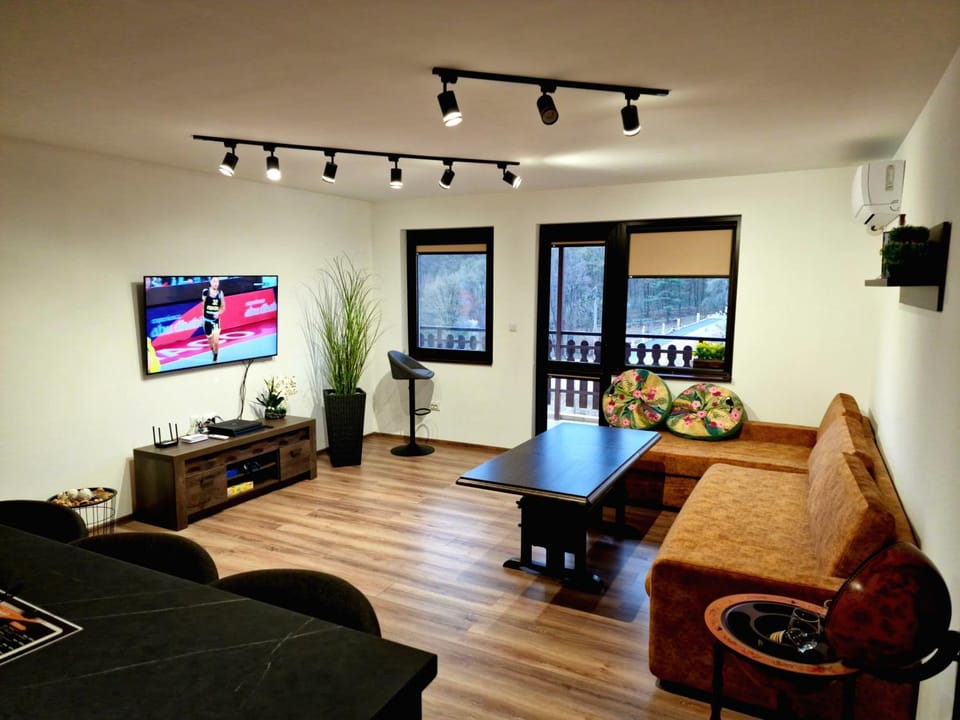 Communal lounge/ TV room, TV and multimedia, Seating area