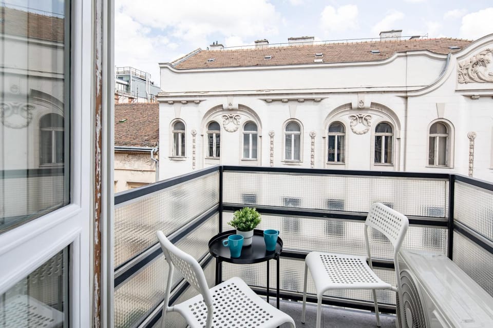 Ultra Central - Balcony - Basilica View Apartment in Budapest