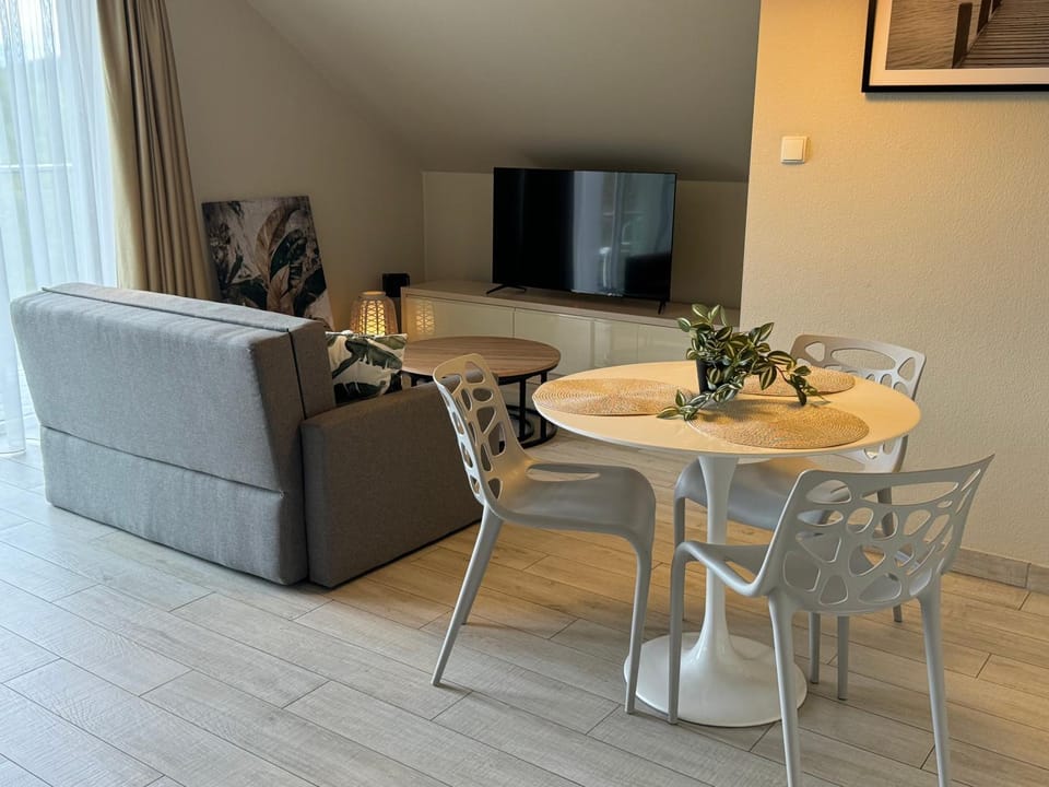 Seating area, Dining area