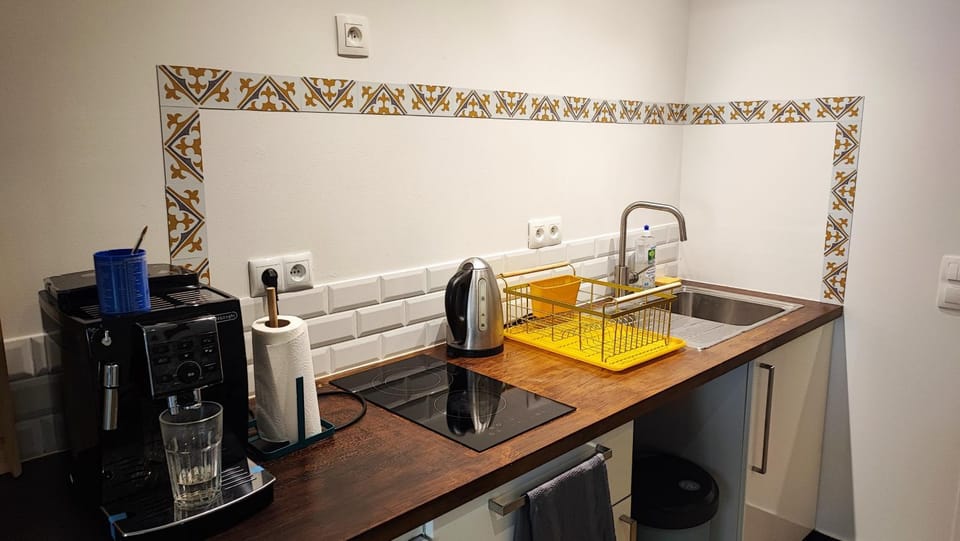 Coffee/tea facilities, Kitchen or kitchenette, stove