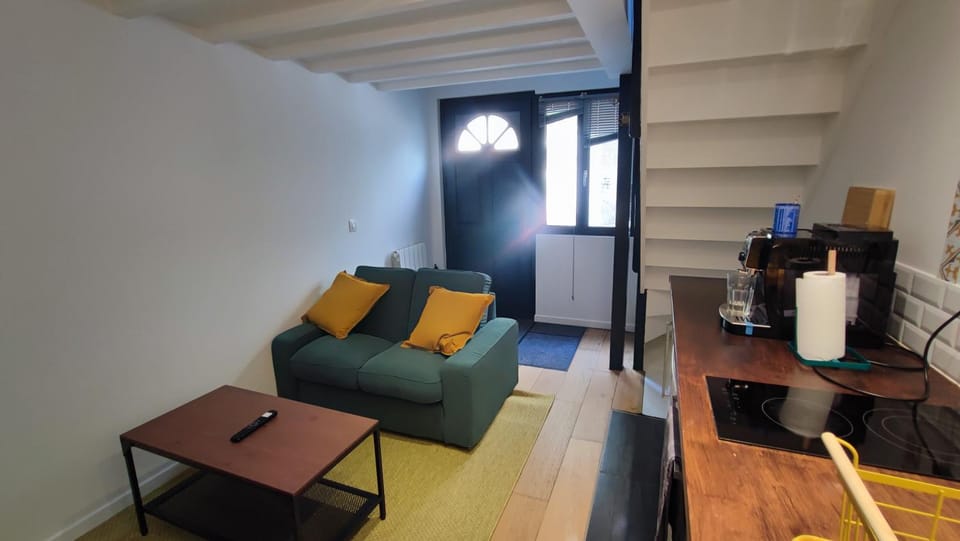 Coffee/tea facilities, Kitchen or kitchenette, Living room, Seating area