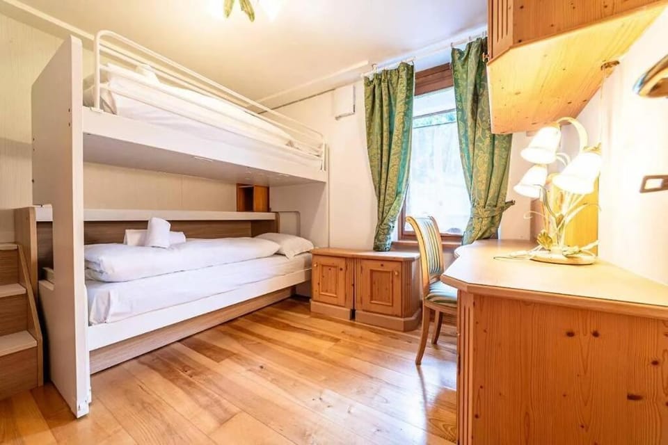 Bedroom, bunk bed