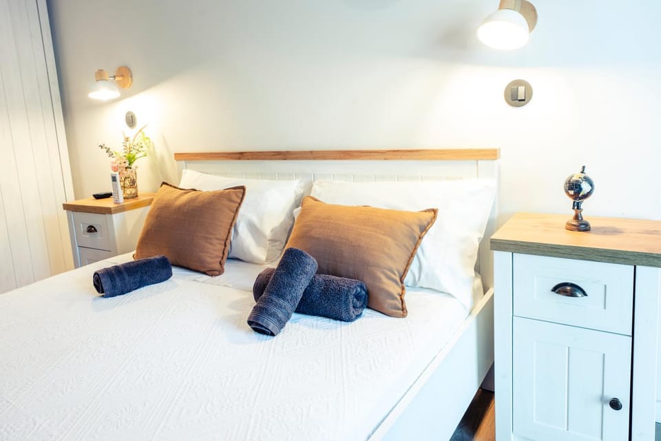 Bed, Photo of the whole room, Bedroom, towels