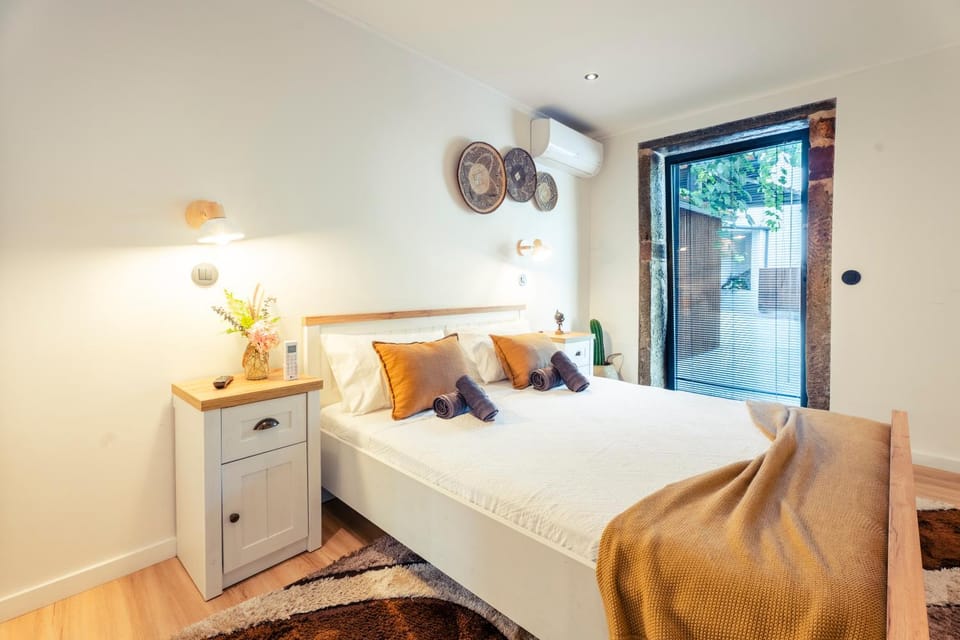 Bed, Bedroom, air conditioner