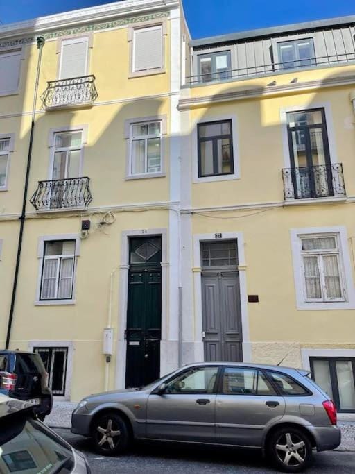 2 bdrms apartment near LX Factory free parking Apartment in Lisbon