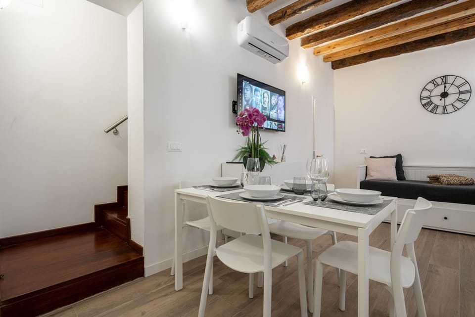 TV and multimedia, Living room, Seating area, Dining area