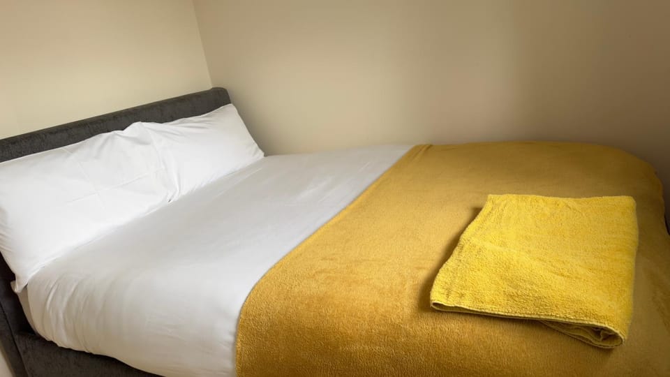 Bed, Photo of the whole room, Bedroom, towels