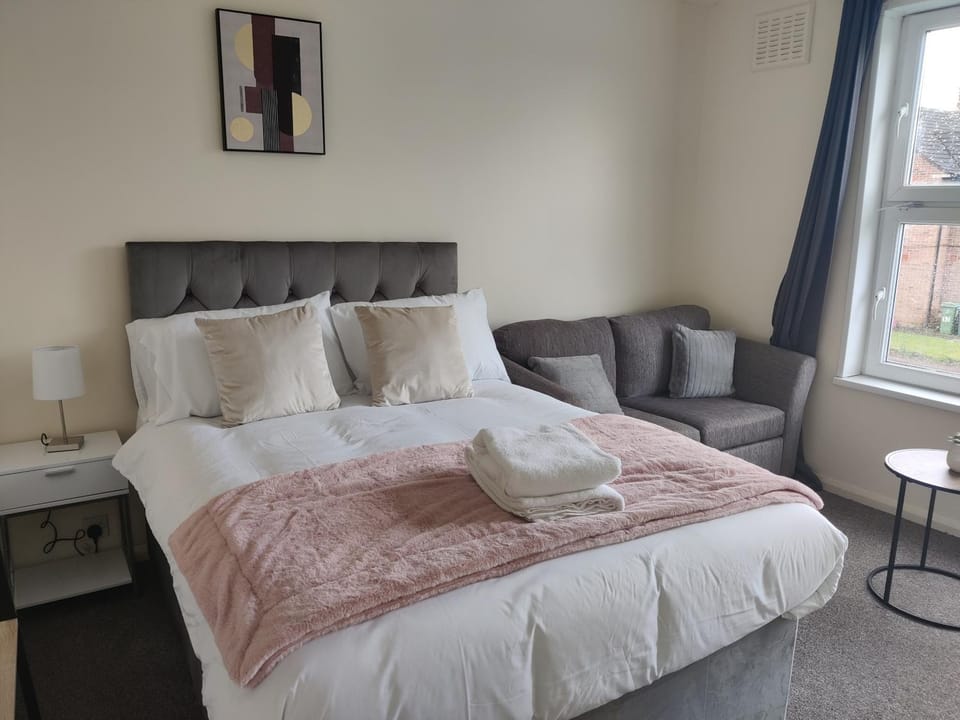 Bed, Living room, Photo of the whole room, Seating area, Bedroom, towels