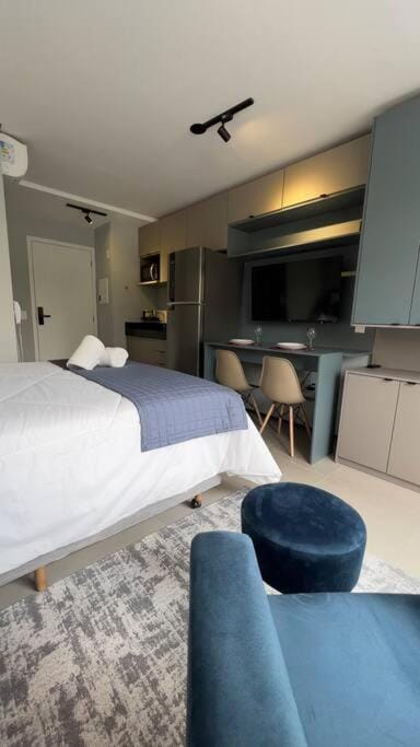 Bed, TV and multimedia, Kitchen or kitchenette, Photo of the whole room, Dining area, Bedroom