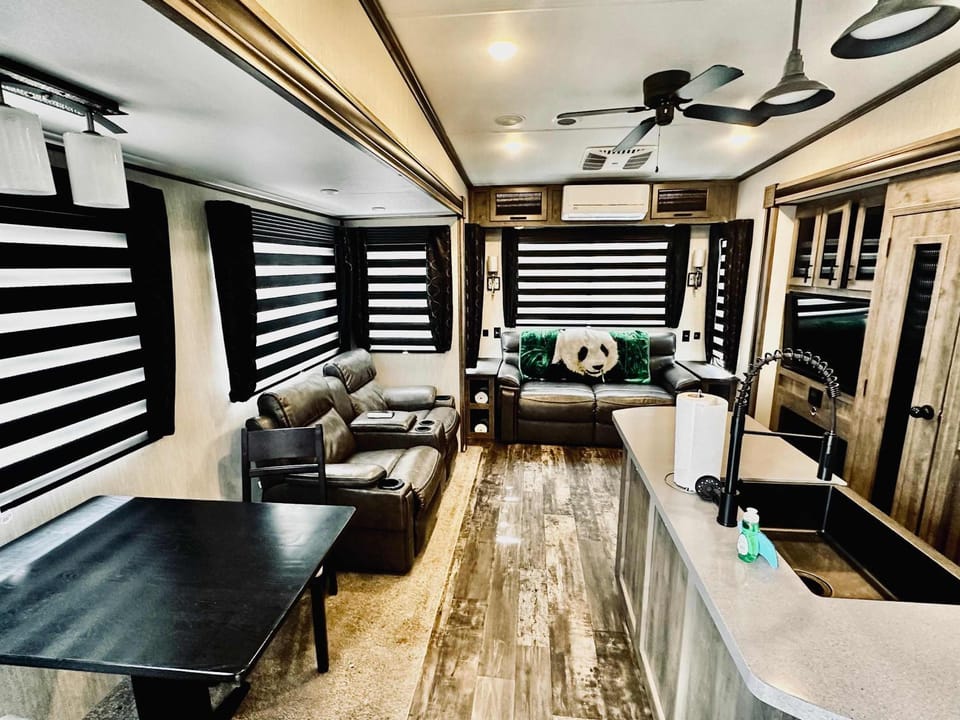 Puffy Panda RV-Hot Tub-Sleeps 2 Apartment in Ahwahnee