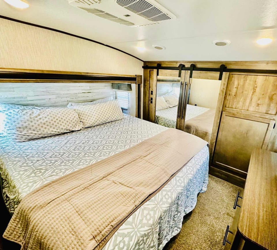Puffy Panda RV-Hot Tub-Sleeps 2 Apartment in Ahwahnee