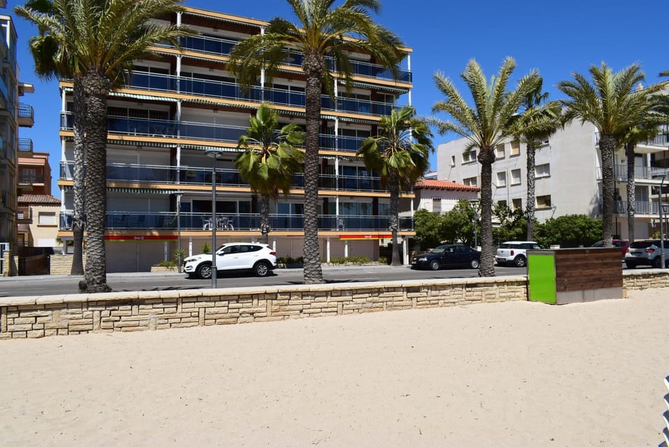 Facade/entrance, Sea view