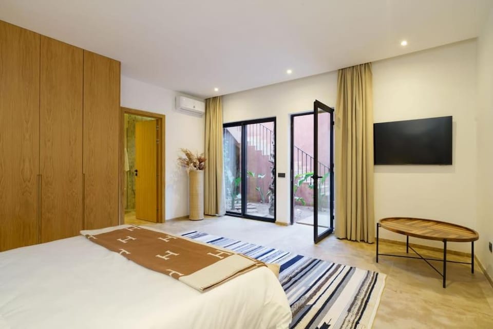 Bed, TV and multimedia, Bedroom, wardrobe